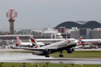 Un avión de British Airways despega del aeropuerto de Heathrow.