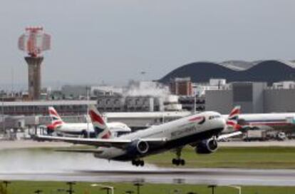 Un avi&oacute;n de British Airways despega del aeropuerto de Heathrow.