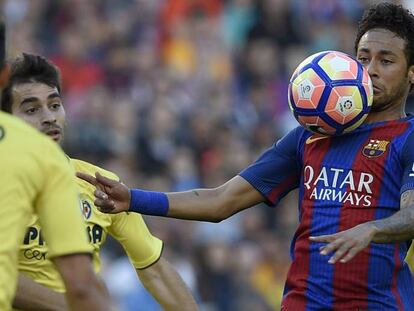 Neymar controla a bola diante do Villarreal.