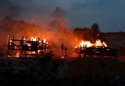 Piras funerárias para cremar a pessoas mortas de covid-19, neste domingo, em Bangalore.