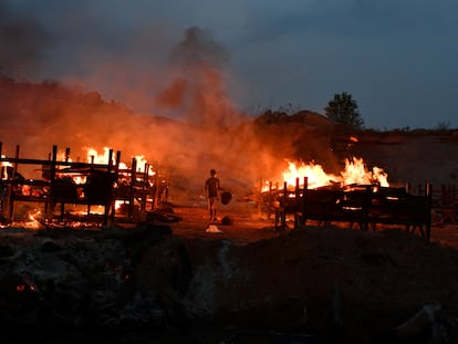 Piras funerárias para cremar a pessoas mortas de covid-19, neste domingo, em Bangalore.