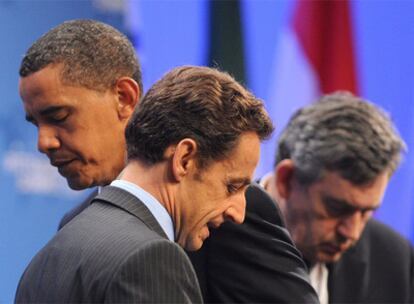 De izquierda a derecha, Barack Obama,  Nicolas Sarkozy y Gordon Brown, durante su comparecencia conjunta en Pittsburgh.