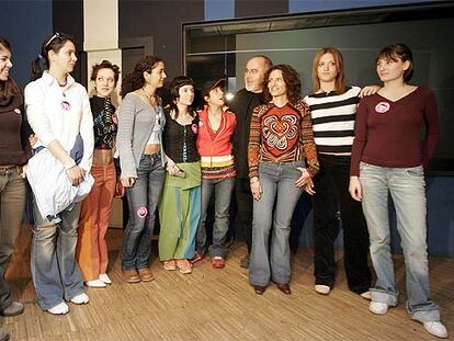 El cineasta Bigas Luna posa entre las jóvenes que se presentaron al <i>casting</i> en Ávila.