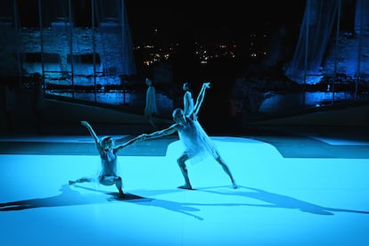 Durante la presentación se recreó una tragedia griega sobre el escenario, coreografiada por Sir Wayne McGregor, coreógrafo residente del Royal Ballet de Londres.