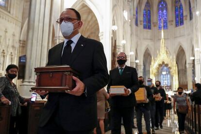 El cónsul general de México en Nueva York, Jorge Islas López, encabeza una fila de personas que llevan restos cremados en la catedral de San Patricio, después de un servicio religioso que se celebró para bendecir las cenizas de los mexicanos que murieron por covid, en Manhattan, Nueva York, el 11 de julio de 2020.