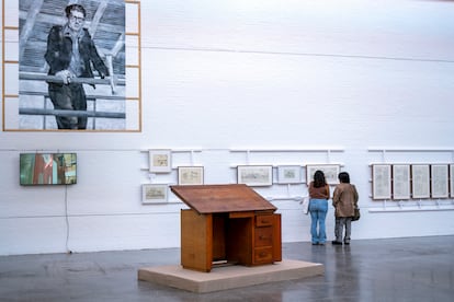 Visitantes observan planos y dibujos a lápiz hechos por el arquitecto y artista mexicano.