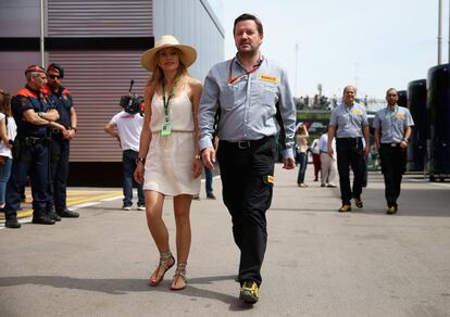 Paul Hembery, director de Pirelli, camina pel paddock