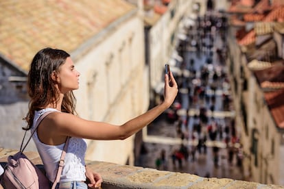 Dubrovnik, la bella ciudad de la costa dálmata, es un infierno en verano, con miles de turistas moviéndose por sus estrechas callejuelas.