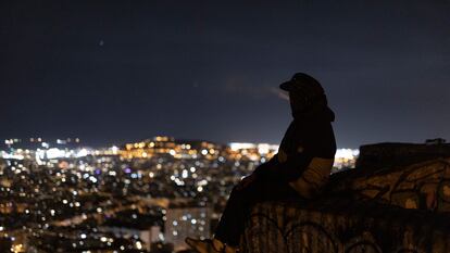 Un noi sol als búnkers del Carmel de Barcelona.