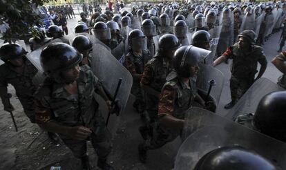 Policía egipcia toman posiciones frente a los manifestantes que están en contra el presidente egipcio, Mohamed Morsi, cerca de la sede de la Guardia Republicana en El Cairo, 3 julio de 2013. Los militares dan por terminado el gobierno de Morsi al anunciar que prepararán la celebración de elecciones presidenciales y parlamentarias.