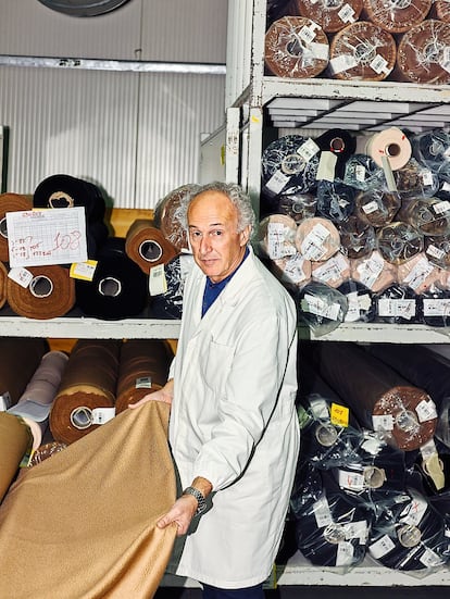 Giuseppe Bacci, director de la fábrica, sostiene una pieza de cachemir.