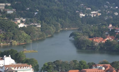 Panorámica del lago de Kandy y de la metrópoli. 