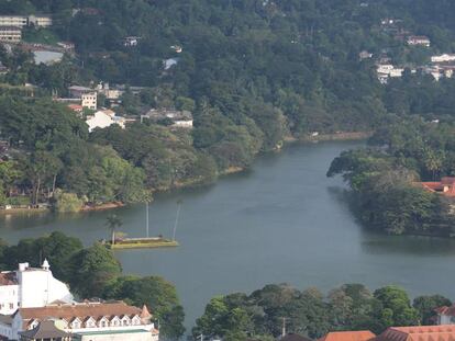 Panorámica del lago de Kandy y de la metrópoli. 