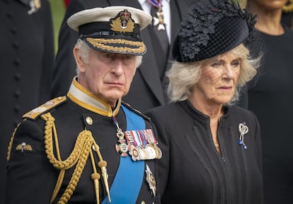 El rey Carlos III y la reina Camila en el funeral de Isabel II en Londres, el 19 de septiembre de 2022.