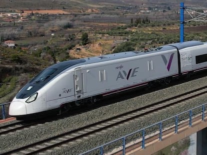 Un Talgo Avril de Renfe rotulado con la marca AVE.