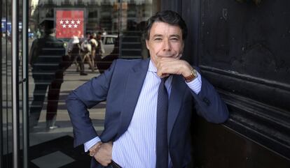 El presidente de la Comunidad de Madrid, Ignacio Gonz&aacute;lez, el martes en la puerta principal de la sede del Gobierno regional, en la Puerta del Sol.