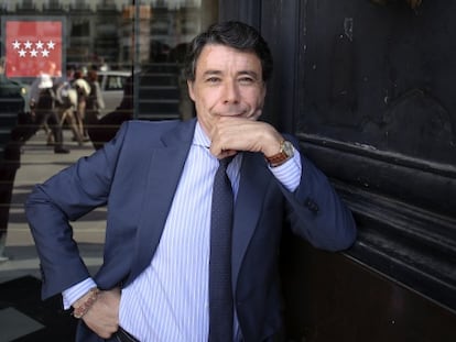 El presidente de la Comunidad de Madrid, Ignacio Gonz&aacute;lez, el martes en la puerta principal de la sede del Gobierno regional, en la Puerta del Sol.