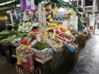 La nueva canasta incluye 31 productos de almacén, 8 tipos de bebidas, 12 cortes de carne, 12 lácteos, 10 productos de verdulería, 10 de perfumería y 3 de librería, entre otros. EFE/Archivo