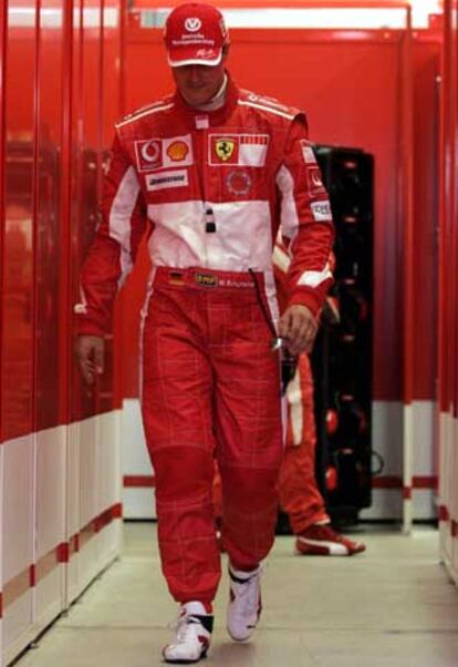 Michael Schumacher, en el <i>box</i> de su equipo después de su retirada en Estambul.