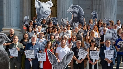 End The Cage Age y políticos de izquierda piden la prohibición de las jaulas en la industria alimentaria, frente al Congreso de los Diputados en Madrid, el 25 de junio de 2025.