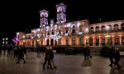 El Ayuntamiento de San Sebastián iluminado por Navidad.