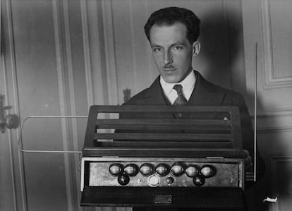 Léon Theremin, posando con su instrumento 'Thereminvox,' en nueva York sobre los años veinte