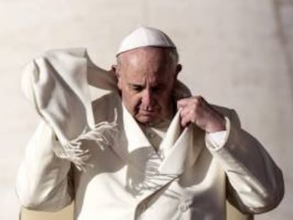 El papa Francisco se coloca la bufanda a su llegada a la plaza de San Pedro del Vaticano para presidir la audiencia general semanal el 8 de enero de 2014. EFE/Archivo
