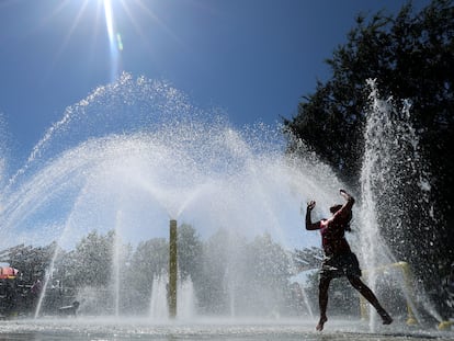 Niños se refrescan en medio del calor en el Lemon Park Spray Pool en Fullerton (California).