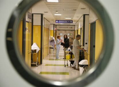 Vista de un área asistencial del Hospital de Cruces a través del cristal de la puerta de acceso.