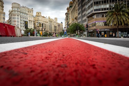 Las nuevas señales en el suelo de la plaza del Ayuntamiento de Valencia recién cortada al tráfico.