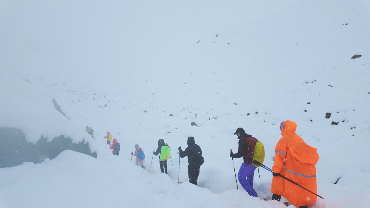 Concluye el rescate de las casi 900 personas atrapadas cerca de la cara tibetana del Everest tras un salvamento de casi cuatro días