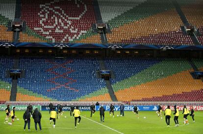 Los jugadores del Barcelona se ejercitan en el Amsterdam Arena.