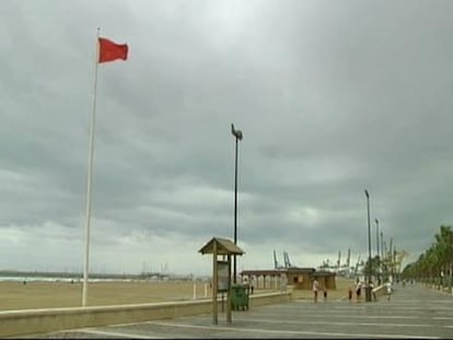 Banderas rojas y mucha lluvia en las playas de Levante