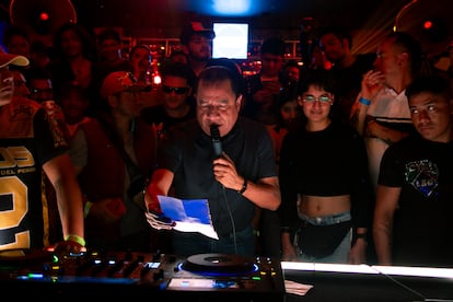 Pedro Perea, de Sonido La Conga, manda saludos durante el Boiler Room Sonidero Especial, el 14 de noviembre de 2024.