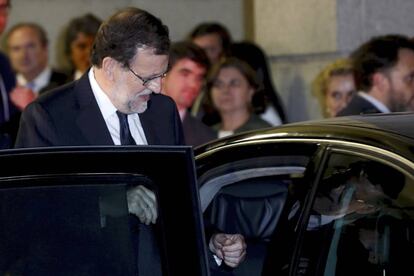 El presidente del Gobierno en funciones y candidato del PP, Mariano Rajoy, a su salida del Congreso después de la segunda jornada del debate de investidura.