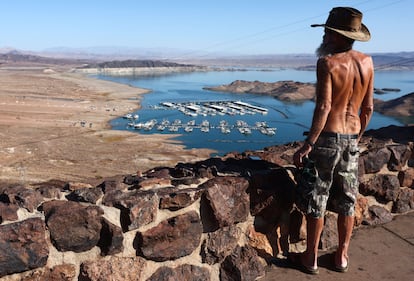 Una persona contempla la vista desde un mirador en el lago Mead afectado por la sequía, en Nevada (Estados Unidos) el 24 de junio de 2022, en Nevada. La disminución de los niveles de agua es el resultado de una mega sequía provocada en parte por el cambio climático.