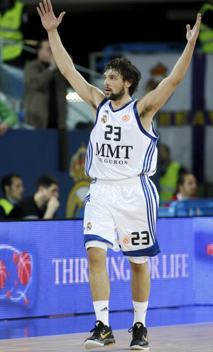 Sergio Llull arenga al público durante el partido contra el Estudiantes.