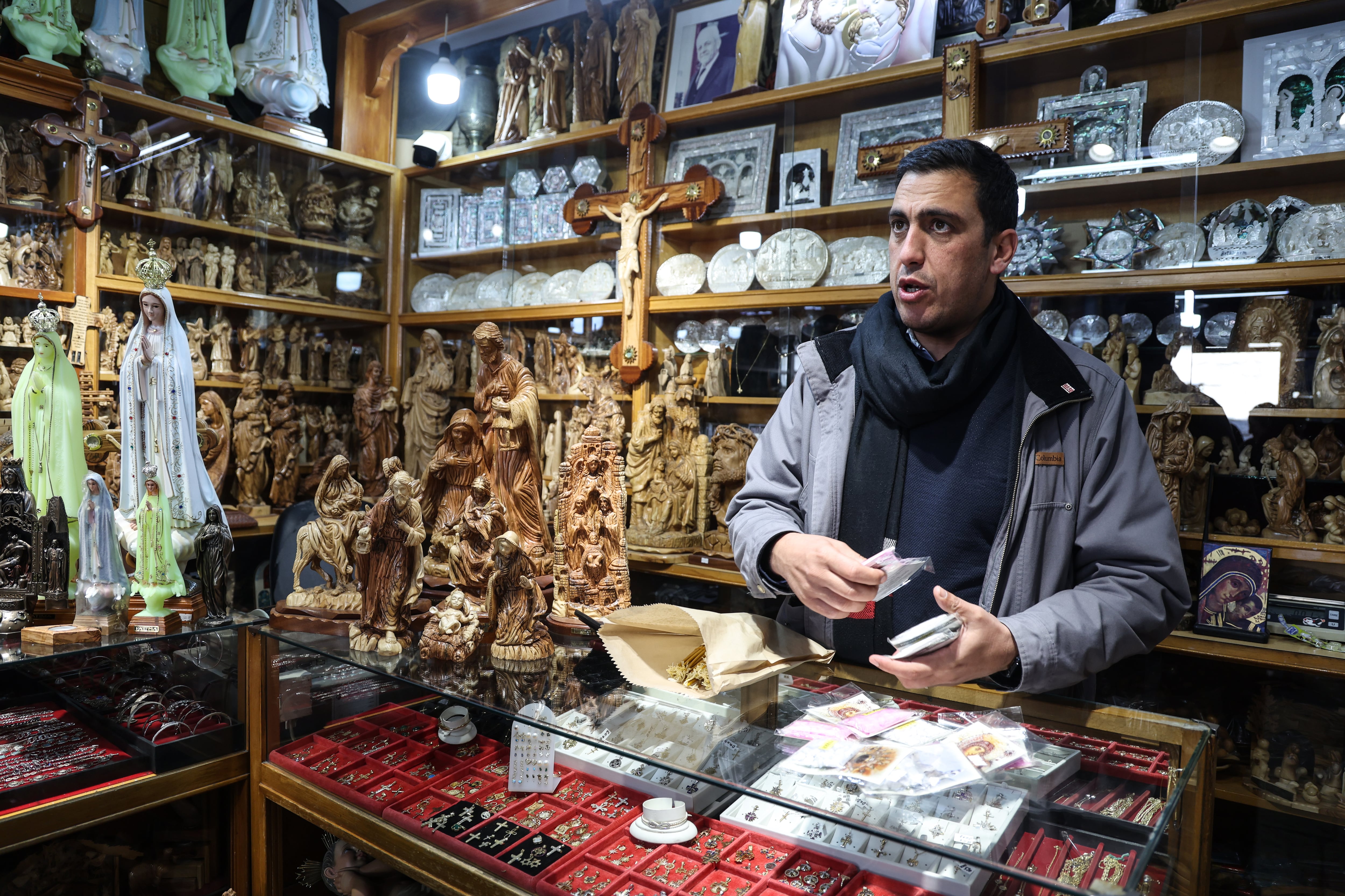Rony Tabash, en su tienda de 'souvenirs' religiosos, el pasado día 17 en Belén.