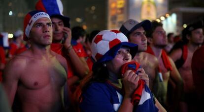 Hinchas chilenos ven el partido entre Chile y Australia.