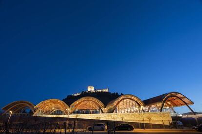 El castillo de Peñafiel, construido sobre una loma que alberga las bodegas de Protos. Delante se ve la extensión moderna, diseñada por el arquitecto Richard Rogers.