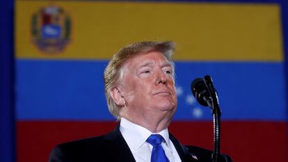 Trump delante de una bandera venezolana, en Miami, en una imagen de febrero de 2019.