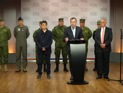 El ministro del Interior, Alfonso Prada, junto al ministro de Defensa, Iván Velásquez, y al comisionado de Paz, Danilo Rueda, en una conferencia de prensa este miércoles en la Casa de Nariño.
