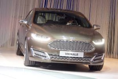 El nuevo vehículo Ford Viginale es presentado en el día abierto a la prensa del Salón del Automóvil de Fráncfort (Alemania) hoy, martes 10 de septiembre de 2013. La canciller alemana, Angela Merkel, lo inaugurará oficialmente el próximo 12 de septiembre.