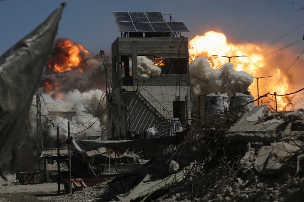 Las llamas se levantan de una torre de Ciudad de Gaza, tras un ataque del ejército israelí, este sábado.