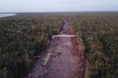 Vista area de la protesta de Greenpeace en las obras del Tren Maya a la altura de Playa del Carmen, Quintana Roo