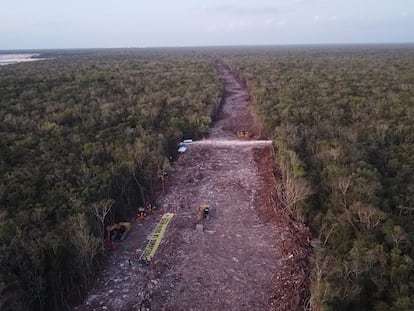 Vista aérea de la protesta de Greenpeace en las obras del Tren Maya a la altura de Playa del Carmen, Quintana Roo, este 28 de marzo.