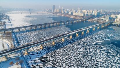 El río Han, se congela en medio de una ola de frío, en el centro de Seúl (Corea del Sur). En las últimas cuatro semanas, Seúl y otras regiones del país han estado en alerta por las bajas temperaturas.