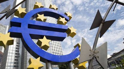 La escultura del euro en Fráncfort saldrá a subasta