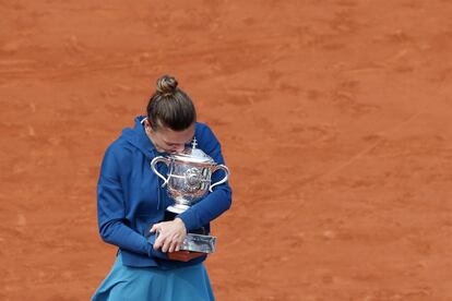 Halep besa el trofeo.