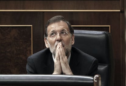 El presidente del Gobierno, Mariano Rajoy, asiste el pasado 23 de octubre al debate de las enmiendas a la totalidad de los Presupuestos Generales del Estado. El PP solo consigue el respaldo del diputado de UPN a sus cuentas, pero logra el inicio de la tramitación con su mayoría absoluta: 182 votos a favor frente a 159 del resto del arco político. El ministro de Hacienda hace hincapié durante el debate en que el país ha comenzado la senda de la recuperación.